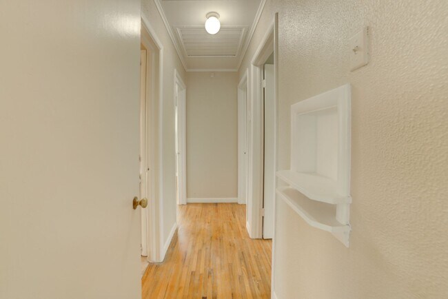 Building Photo - Charming 3 Bedroom 1 Bath near Route 66!