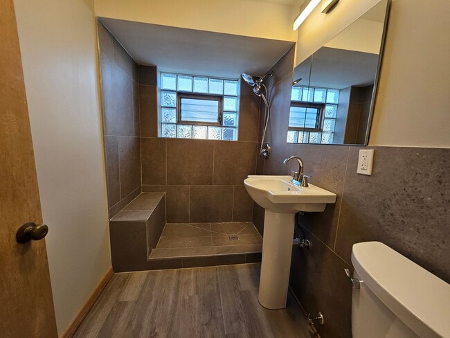 Building Photo - 6788 N Sauganash Ave