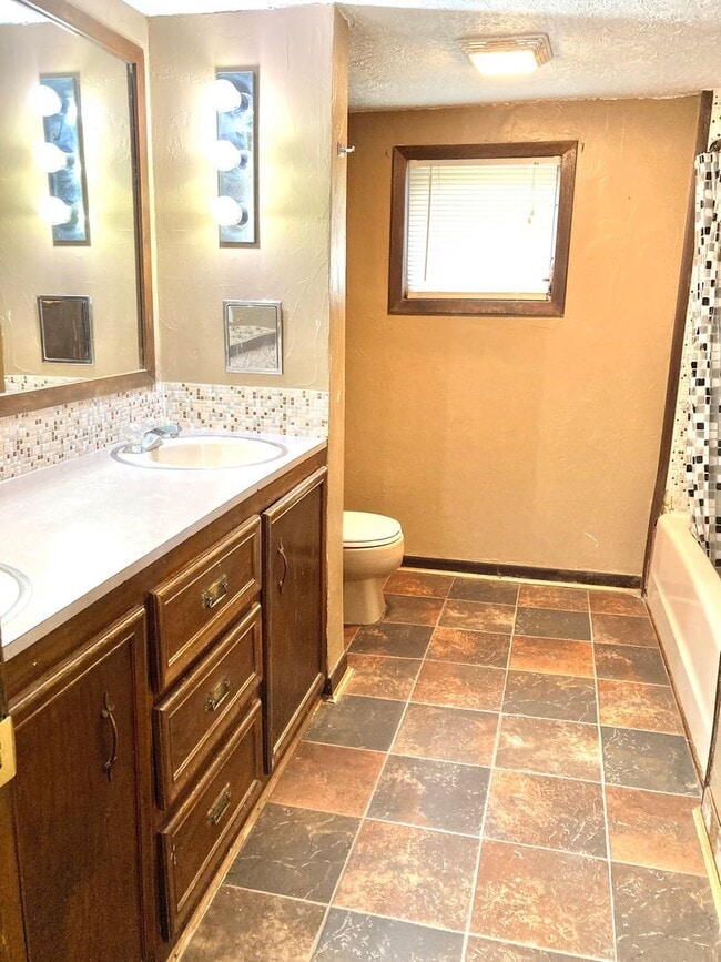 Building Photo - 3 bed 1 bath, garage, quiet street