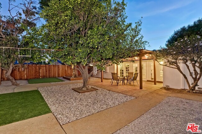 Building Photo - 7236 Encino Ave