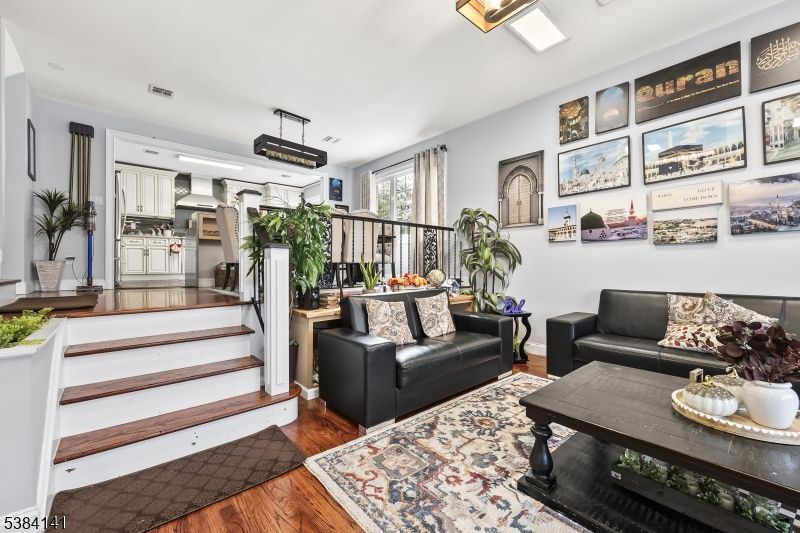 Building Photo - 231 Starmond Ave