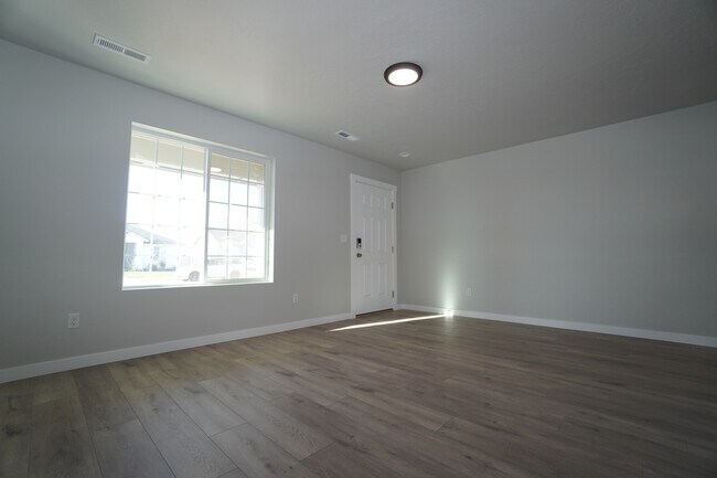 Building Photo - 1218 W Bass River Dr