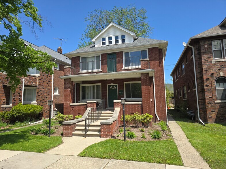 Building Photo - 1096 Beaconsfield Ave