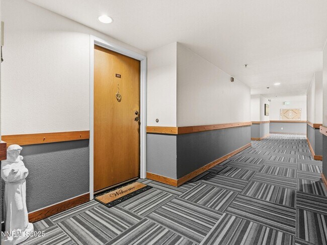 Building Photo - 3095 Lakeside Dr