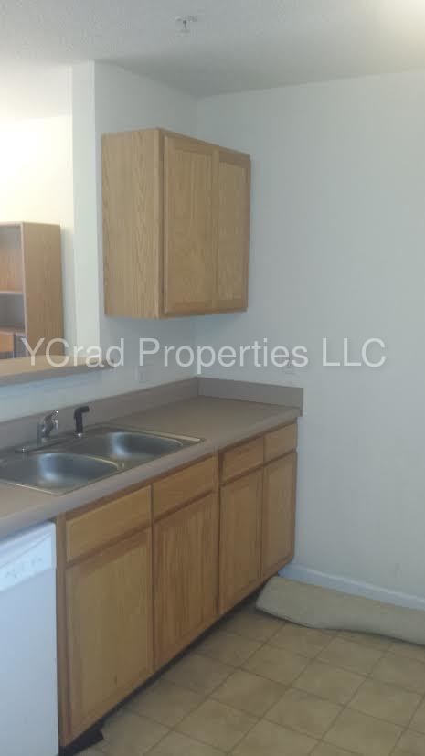 Building Photo - 1br/1ba Room, Total Electric, Community Pool