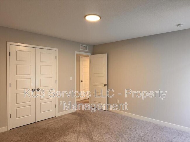 Building Photo - 3716 SW Maryville Pl