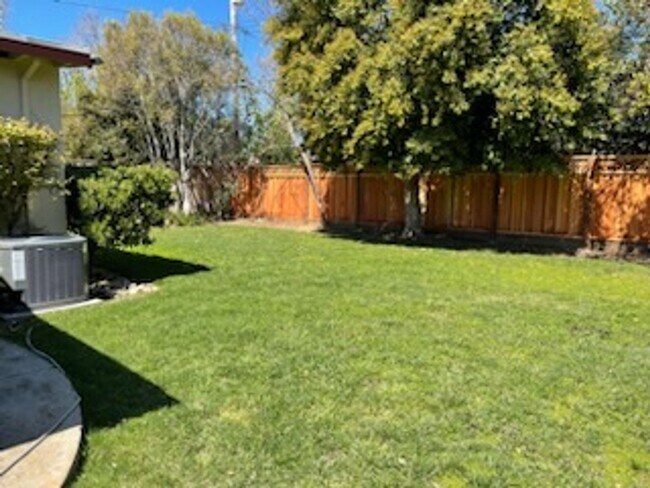 Building Photo - Lovely 3 Bedroom with spacious yard. Great location!