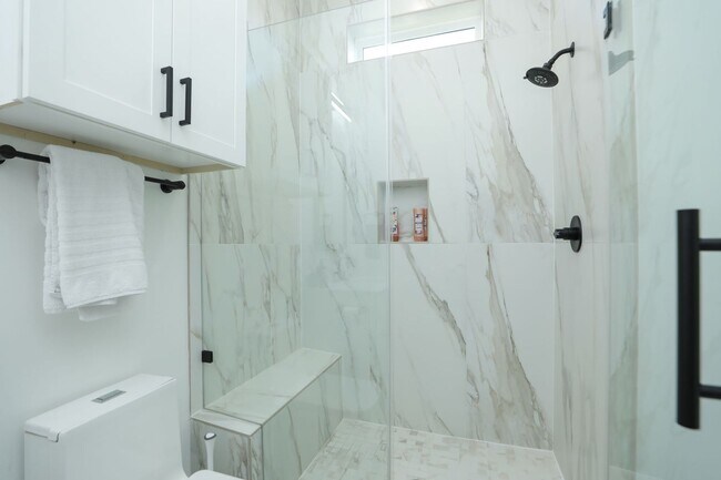 Building Photo - For Lease | 3 Bed, 3.5 Bath | 2,610 Sq Ft | Westheimer Estates |