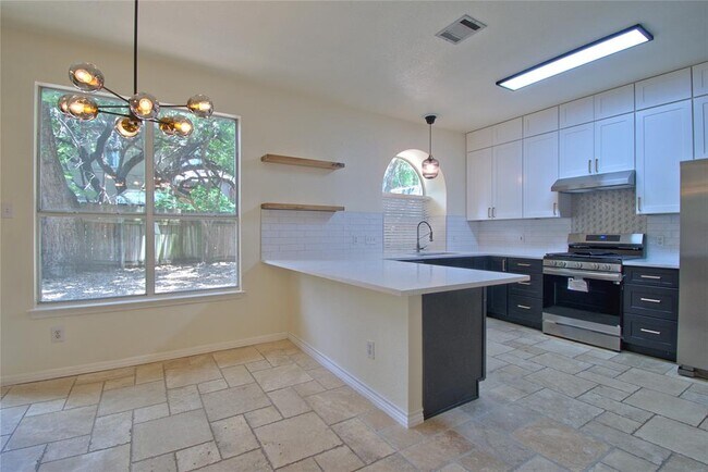 Building Photo - 2423 Falcon Dr
