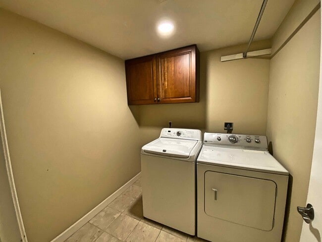 Building Photo - 7446 S Hudson Way