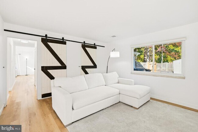 Building Photo - 1527 Hiddenbrook Dr