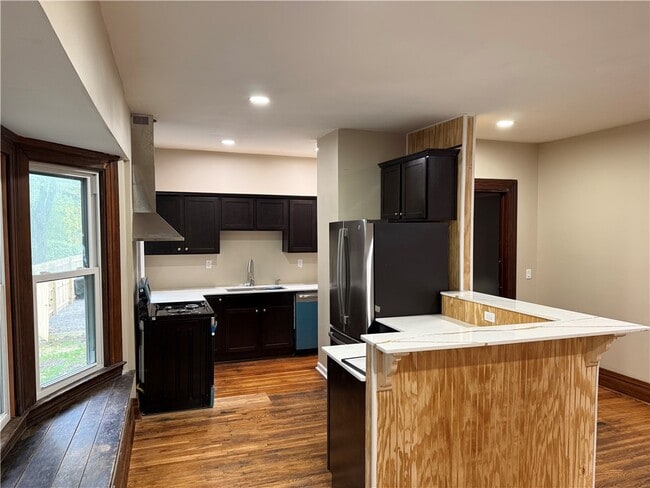 Building Photo - 483 Alexander St