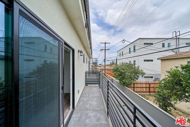 Building Photo - 605 1/2 W 41st Pl