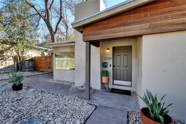 Building Photo - 3709 Vineland Dr