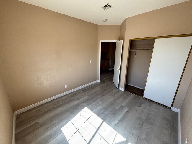 Building Photo - Beautiful 3Bed/2Bath/2Car residence located in Sunrise Manor / Winterwood area