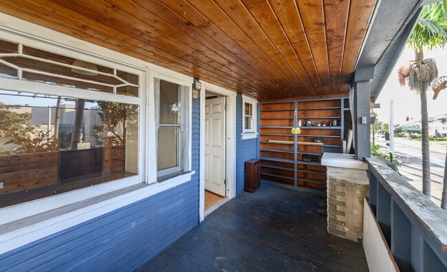 Building Photo - 1070 W Santa Ana Blvd