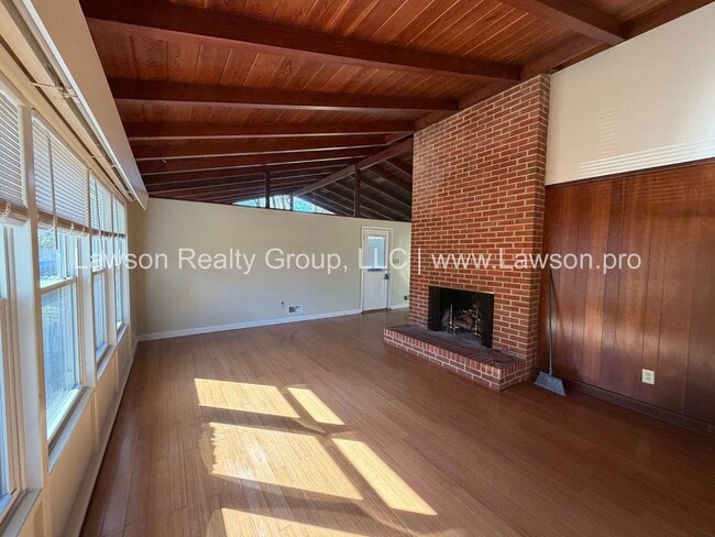 Building Photo - Beautiful Mid Century Modern Grandin Road Home