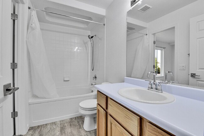 Building Photo - $2,795, 3-bed, 2-bath, located in Denver.