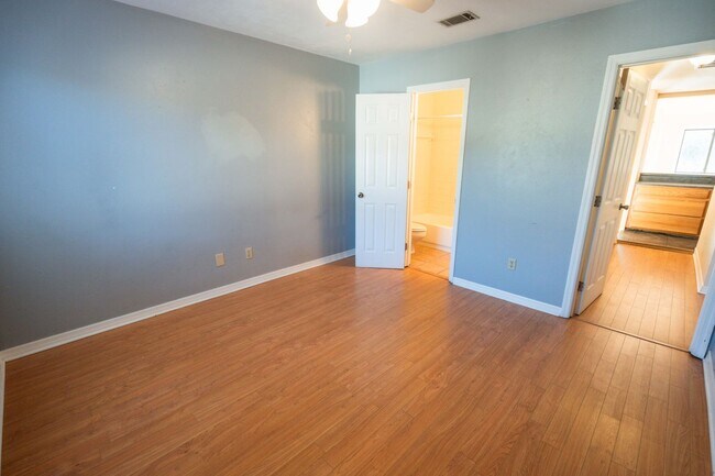 Building Photo - 2/2.5 Gated Community near FSU with Water ...