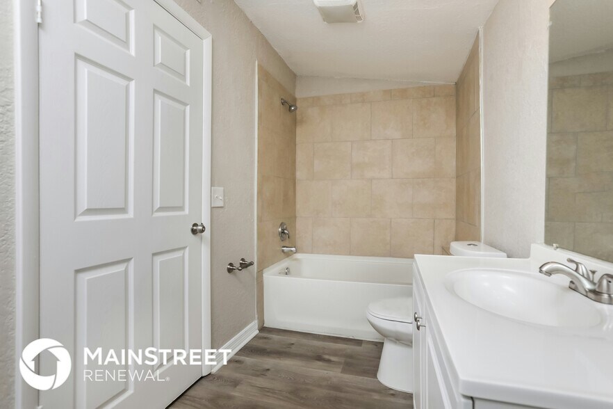 Building Photo - 2428 S Maple Ave