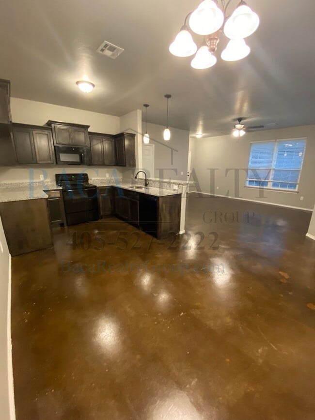 Building Photo - 3br 2ba duplex with 2 car garage!