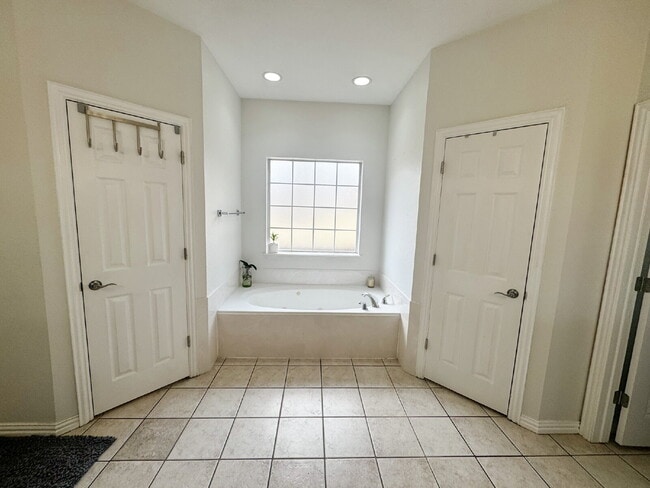 Building Photo - Beautiful Keene Home - 5 Bedroom, 2.5 Bath