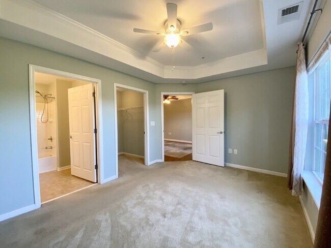 Building Photo - Two Bedroom Spacious Condo Near Everything Bluffton Has to Offer!