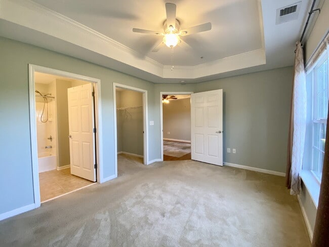 Building Photo - Two Bedroom Spacious Condo Near Everything...