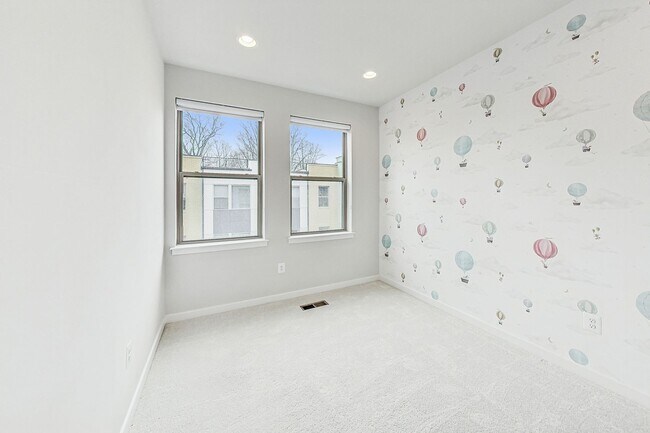 Building Photo - Contemporary 4 bedroom, 3.5 bath Open Concept Townhome!