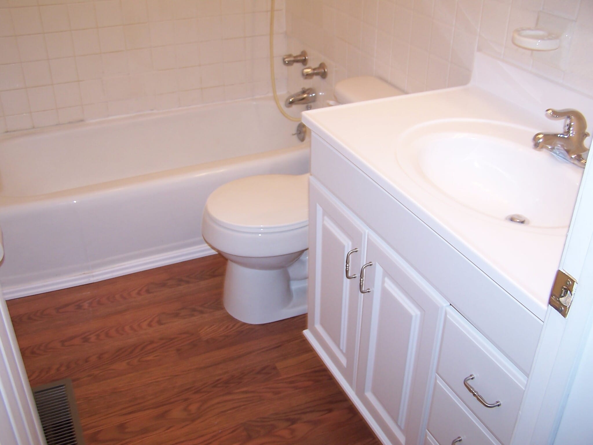 Tub/Shower Bath - 1401 University Ave