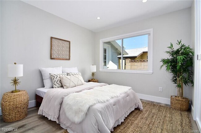 Building Photo - 3 br, 3 bath House - 23360 Mobile St