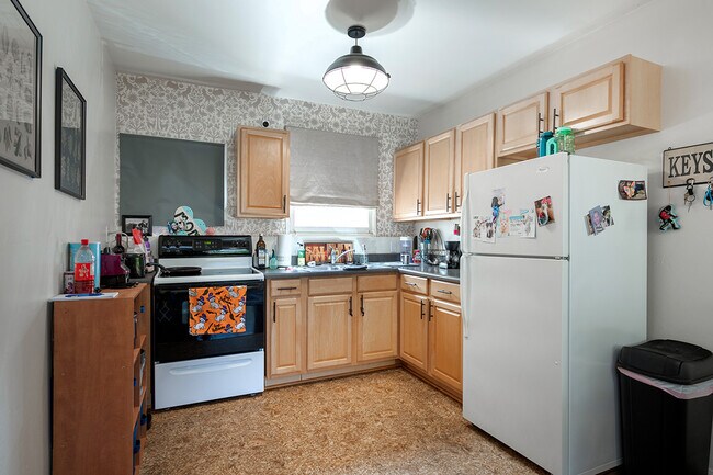 Building Photo - 4979 Randlett Dr