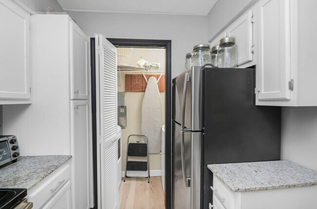 Building Photo - Updated 2BR/2BA Gem Minutes from Downtown Columbia!