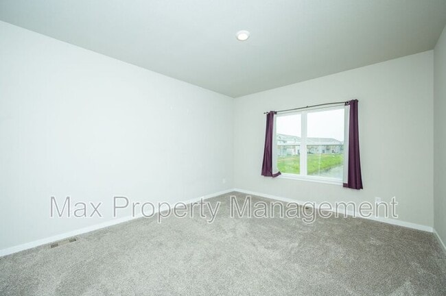 Building Photo - 425 SE Willow Run Ln