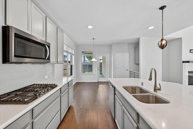 Building Photo - 2017 Miramar Dr