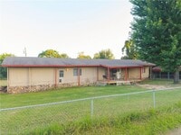 Building Photo - 517 Hidden Oaks Rd
