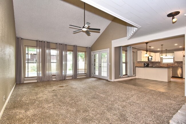 Building Photo - 2309 W Oakridge St