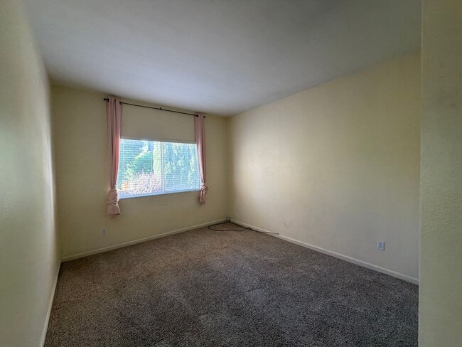 Building Photo - 709 Black Oak Way