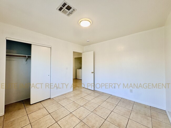 Building Photo - 3422 N Fontana Ave