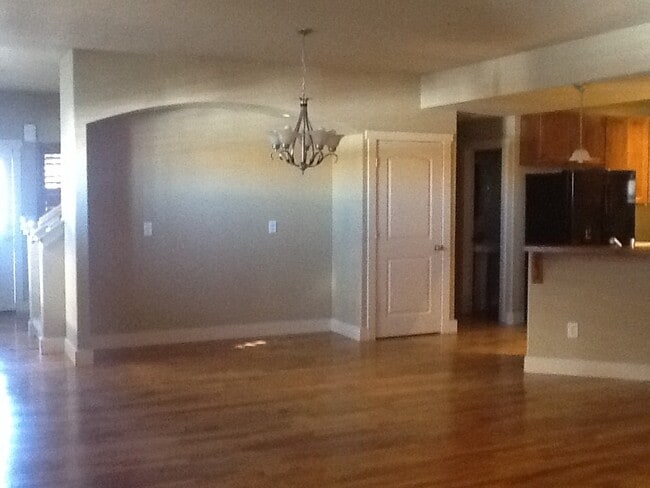 Building Photo - 3 BEDROOM, 2.5 BATHROOM SADDLE RIDGE TWINHOME