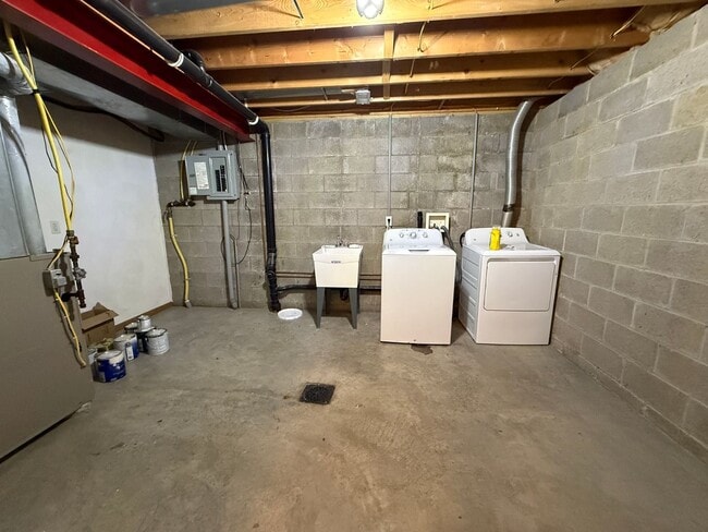 Building Photo - Beautiful 2 Bedroom Townhome - Only Steps ...
