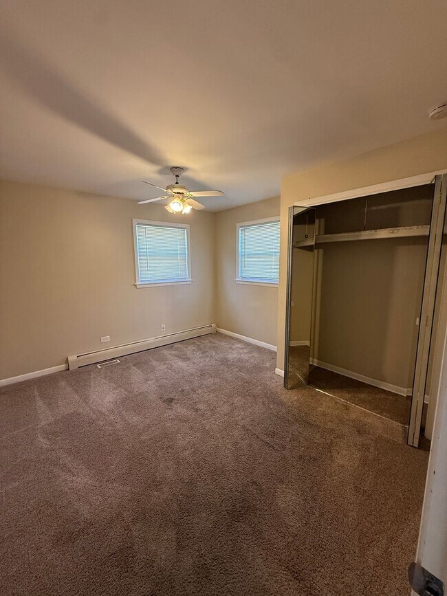 Building Photo - 8604 W Carmen Ave