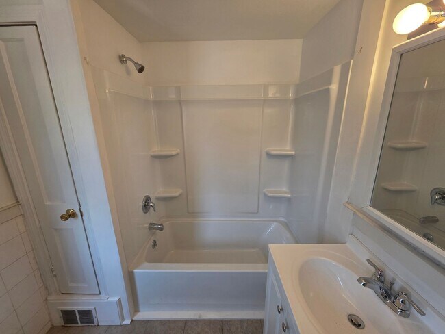 Building Photo - 17 Paynter Dr