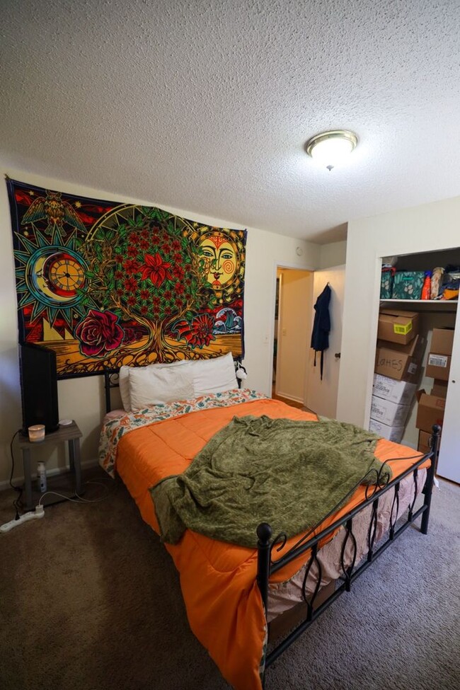 Building Photo - 2 Bedroom Apartment Close to Campus!