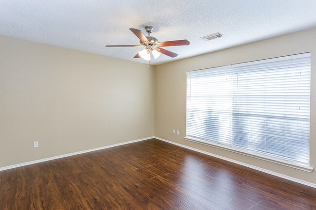 Building Photo - 6926 Shady Ln