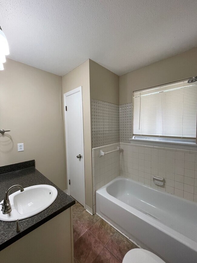 Building Photo - Nice 3 bedroom 2 bath home close to Harrison