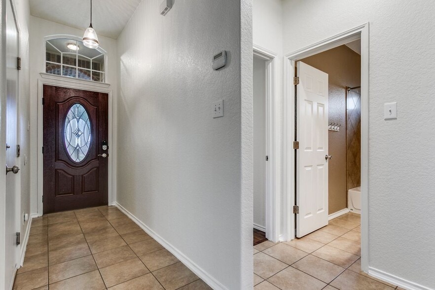 Building Photo - 705 Hightrail