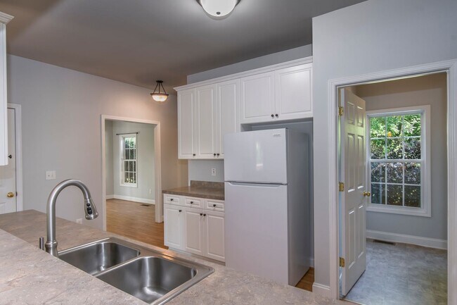 Building Photo - Rare opportunity to rent on LAKE MURRAY!