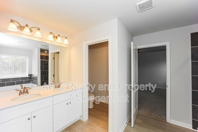Building Photo - 17 Camellia Dr