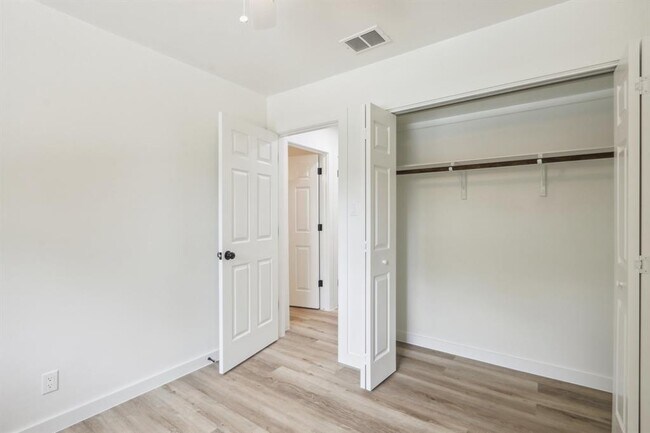 Building Photo - 9807 Kendal Dr